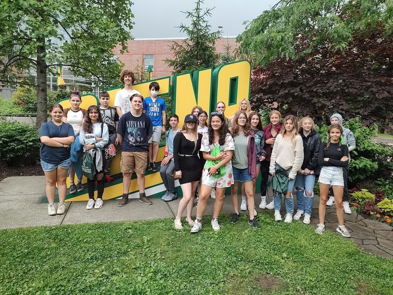 Students in front of Siena campus sign 